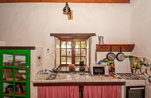 Las Brenas Ski Chalet | Bohemian Art House - 2BR in Yaiza & Garden