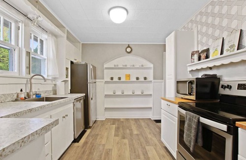 Columbia House | Bohemian Bungalow, Pac-Man, walk downtown!