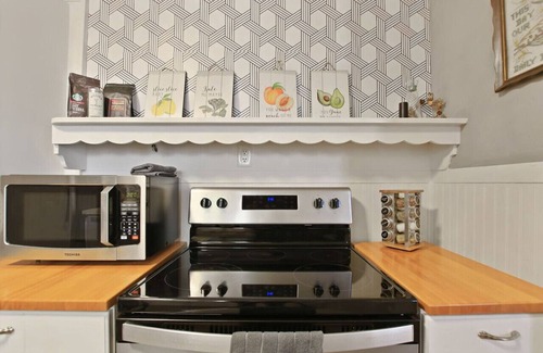 Columbia House | Bohemian Bungalow, Pac-Man, walk downtown!