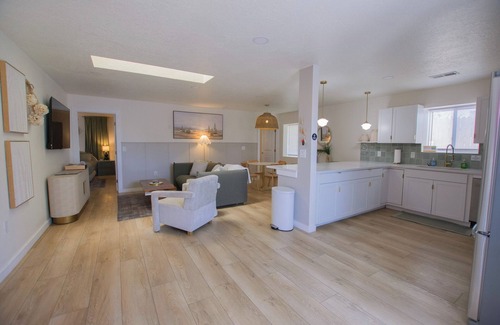 South Broadway House | Bohemian Chic an Eclectic Escape+Hot Tub+Pet Friendly+No Pet Fee!