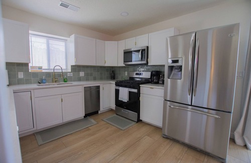 South Broadway House | Bohemian Chic an Eclectic Escape+Hot Tub+Pet Friendly+No Pet Fee!