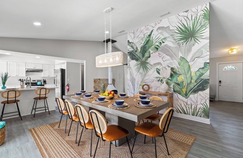 Wexford Leas House | Bohemian Tropical Paradise Palm Harbor. Pool Home. 10mins to Honeymoon Island.