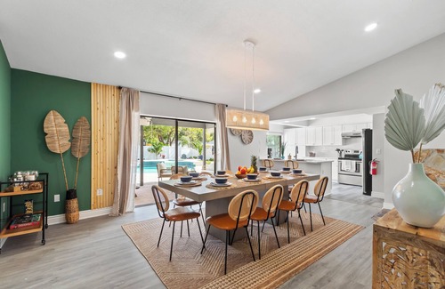 Wexford Leas House | Bohemian Tropical Paradise Palm Harbor. Pool Home. 10mins to Honeymoon Island.