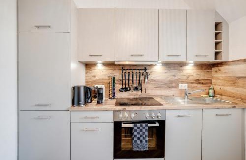 Graz City Centre Apartment | Boho Design Studio - Historic City Center with Free Parking & AirCon by HERO HOMES