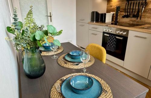 Graz City Centre Apartment | Boho Design Studio - Historic City Center with Free Parking & AirCon by HERO HOMES