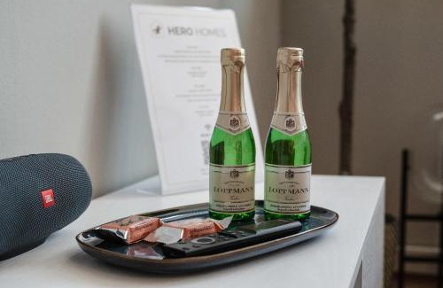 Graz City Centre Apartment | Boho Design Studio - Historic City Center with Free Parking & AirCon by HERO HOMES