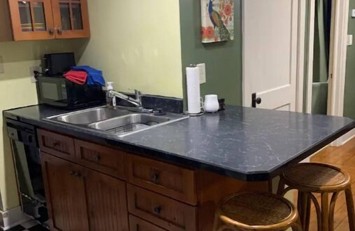 Bloomington House | Boho Garden Bungalow Walkable, EV Charger