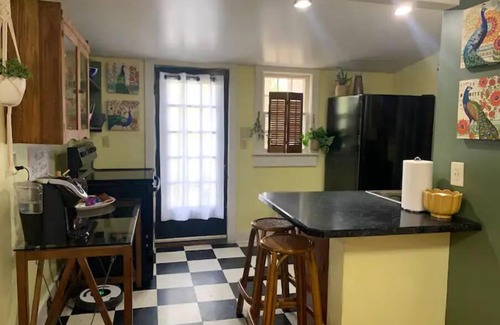 Bloomington House | Boho Garden Bungalow Walkable, EV Charger