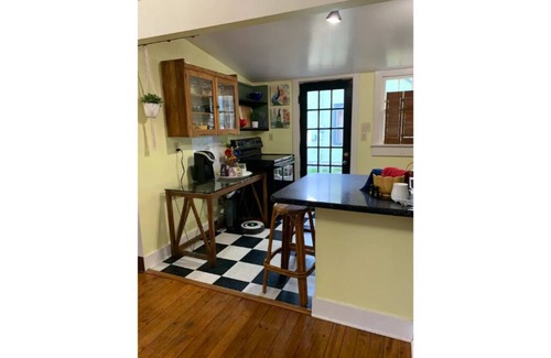 Bloomington House | Boho Garden Bungalow Walkable, EV Charger