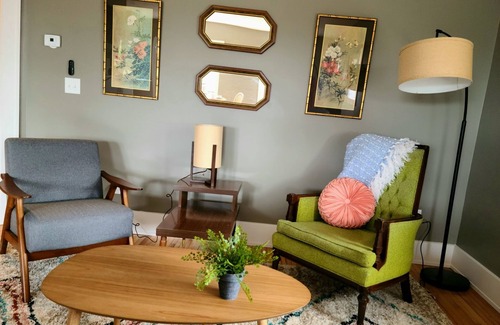 Spring Grove Apartment | BoHo on Main /Stylish in the Heartland, 1 bedroom King in Downtown