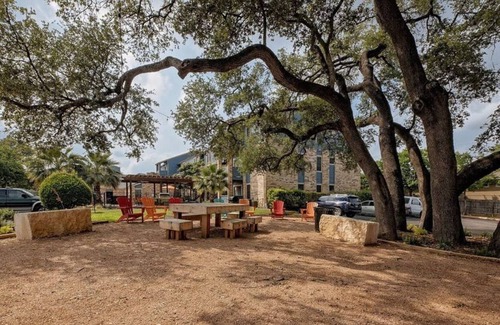 South Lamar Apartment | Boho Retreat in SoLa☼Sleeps 5☼King Bed☼WiFi☼2BR