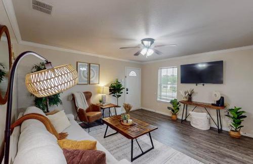 Arlington Apartment | BOHO VIBE-2 Bedroom Apartment walkable to AT&T stadium,Global Life