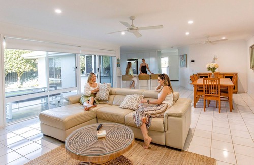 Bokarina House | Bokarina Seaside Escape: Only steps to the Beach