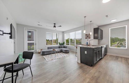 St. Peters Apartment | Bold 2201 I Parking I Pool I Gym I Parking