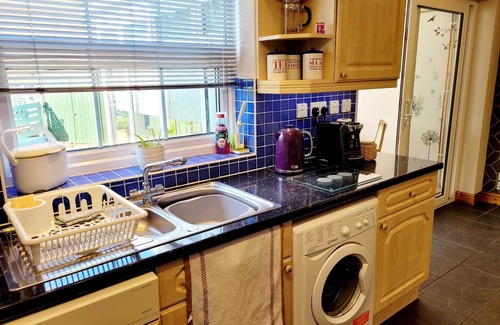 Cheltenham House | Bond House - Spacious Family Home, Quiet Area