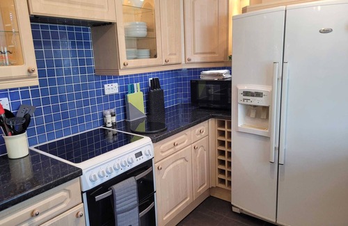 Cheltenham House | Bond House - Spacious Family Home, Quiet Area