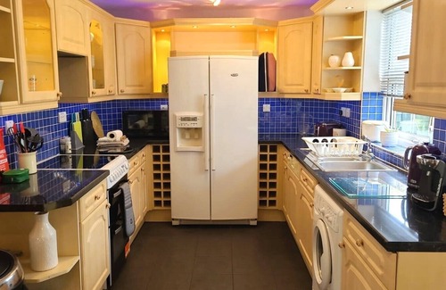 Cheltenham House | Bond House - Spacious Family Home, Quiet Area