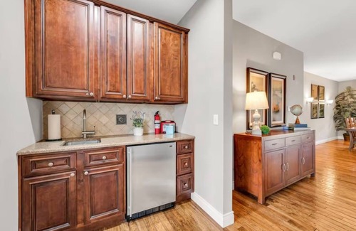 Branson House | Bond Over Breakfast, Not Bathroom Lines – 4BD Suites–One-Level–Great Location!