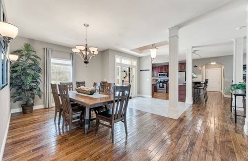 Branson House | Bond Over Breakfast, Not Bathroom Lines – 4BD Suites–One-Level–Great Location!
