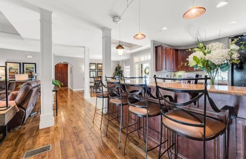 Branson House | Bond Over Breakfast, Not Bathroom Lines – 4BD Suites–One-Level–Great Location!