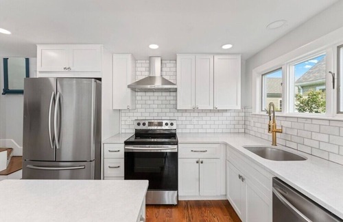 Bonnet Shores House | Bonnet Shores - Ocean Views, 5 min walk to beach, 20 min drive to Newport