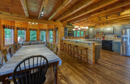 Mineral House | Book 2 nights - 3rd NIGHT FREE - Luxury log home perfect for FALL WEEKENDS!