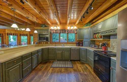 Mineral House | Book 2 nights - 3rd NIGHT FREE - Luxury log home perfect for FALL WEEKENDS!