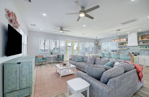 Surfside Beach House | Book any 3+ Night stay Get 2 Free Golf Carts Beach Luxury at an Affordable Rates