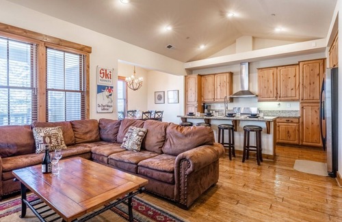 Mammoth Lakes House | Book for Fall! Townhome Close to the Shuttle! Shared Hot Tub! Mountain Views!