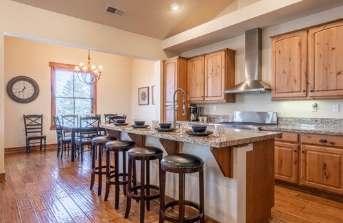 Mammoth Lakes House | Book for Fall! Townhome Close to the Shuttle! Shared Hot Tub! Mountain Views!