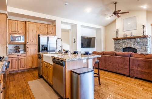 Mammoth Lakes House | Book for Fall! Townhome Close to the Shuttle! Shared Hot Tub! Mountain Views!