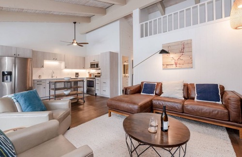 Mammoth Lakes Condo | Book Now for Fall! Relaxing Condo on Shuttle Route! Shared Hot Tub! Views!