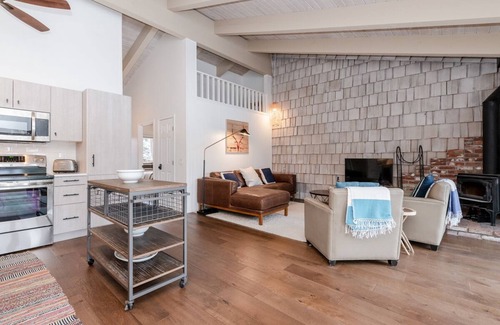 Mammoth Lakes Condo | Book Now for Fall! Relaxing Condo on Shuttle Route! Shared Hot Tub! Views!