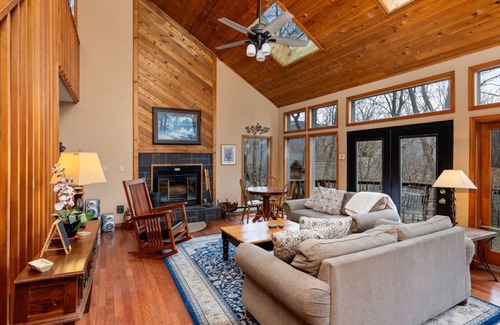 Pedlars Edge House | Book your summer at Wintergreen, pool access, grill, hiking, biking and more