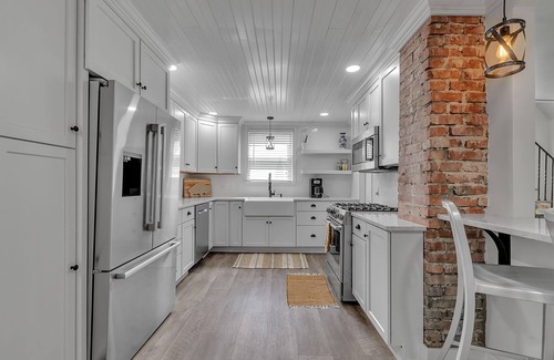 Lake Erie Beach House | ~Booking Year-Round~ 4B 2.5 BATH Updated Grandview Bay Home