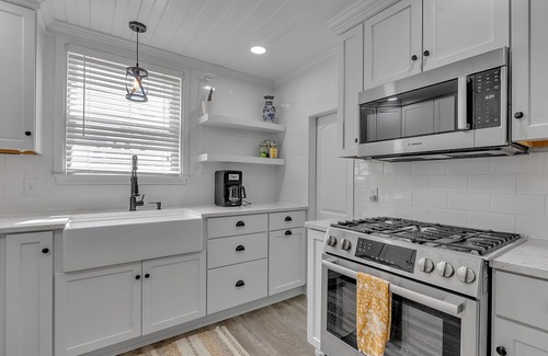 Lake Erie Beach House | ~Booking Year-Round~ 4B 2.5 BATH Updated Grandview Bay Home