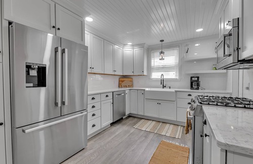 Lake Erie Beach House | ~Booking Year-Round~ 4B 2.5 BATH Updated Grandview Bay Home