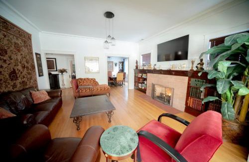 Lake View East Apartment | Bootlegger House Sleeps 10-20 Free TV & Parking