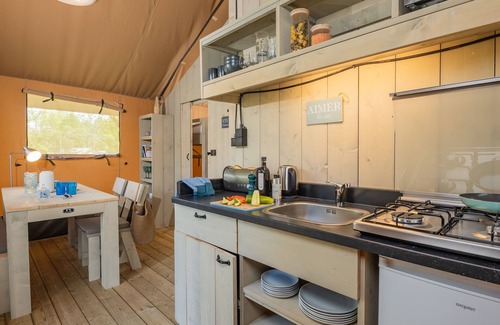 Saint Sozy House | Bord de Rivière | Tente Lodge équipée | Piscine