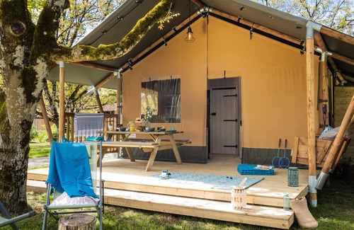 Saint Sozy House | Bord de Rivière | Tente Lodge équipée | Piscine