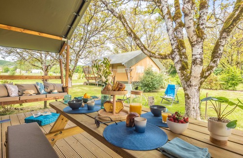Saint Sozy House | Bord de Rivière | Tente Lodge équipée | Piscine
