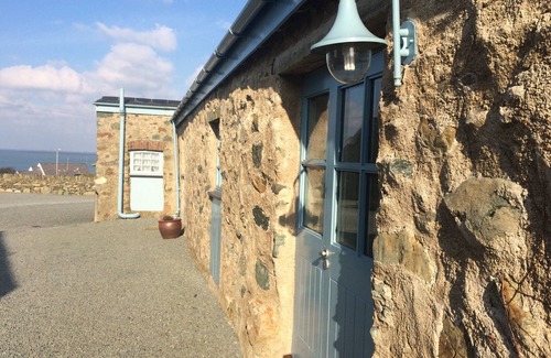 Llanfaethlu Cottage | Borthwen Bach - a dog that sleeps 2 guests in 1 bedroom