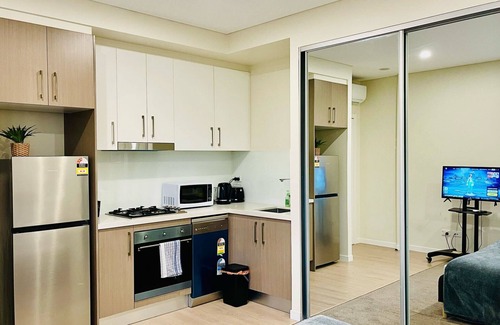 Botany Apartment | Botany studio near Airport/Bay/City with Parking