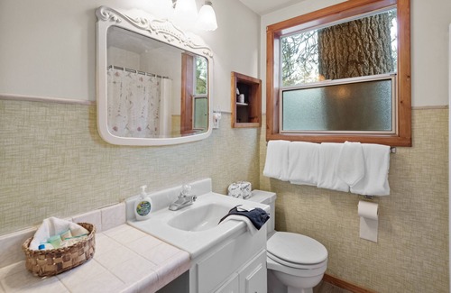 Boulder Bay Cabin | Boulder Hollow - Features an older style to experience a rustic cabin! Lakeview!