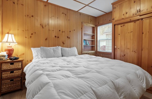 Boulder Bay Cabin | Boulder Hollow - Features an older style to experience a rustic cabin! Lakeview!