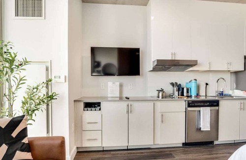 Downtown Phoenix Apartment | Boulevard Stays Downtown Highrise STU Sky Pool, Parking, Gym 06