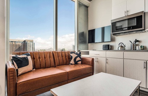 Downtown Phoenix Apartment | Boulevard Stays Highrise STU Sky Pool, Parking, Gym 19
