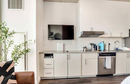 Downtown Phoenix Apartment | Boulevard Stays Highrise STU Sky Pool, Parking, Gym 24