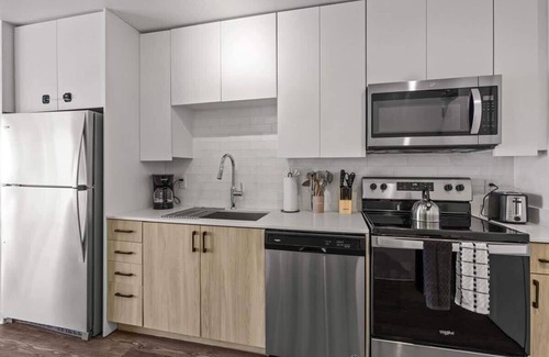 Evans Churchill Apartment | Boulevard Stays Modern Highrise STU Sky Pool, Parking, Gym 02