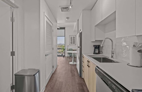 Evans Churchill Apartment | Boulevard Stays Modern Highrise STU Sky Pool, Parking, Gym 02